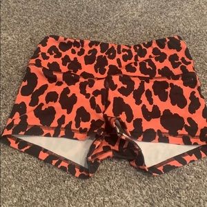 Coral leopard fleo contour